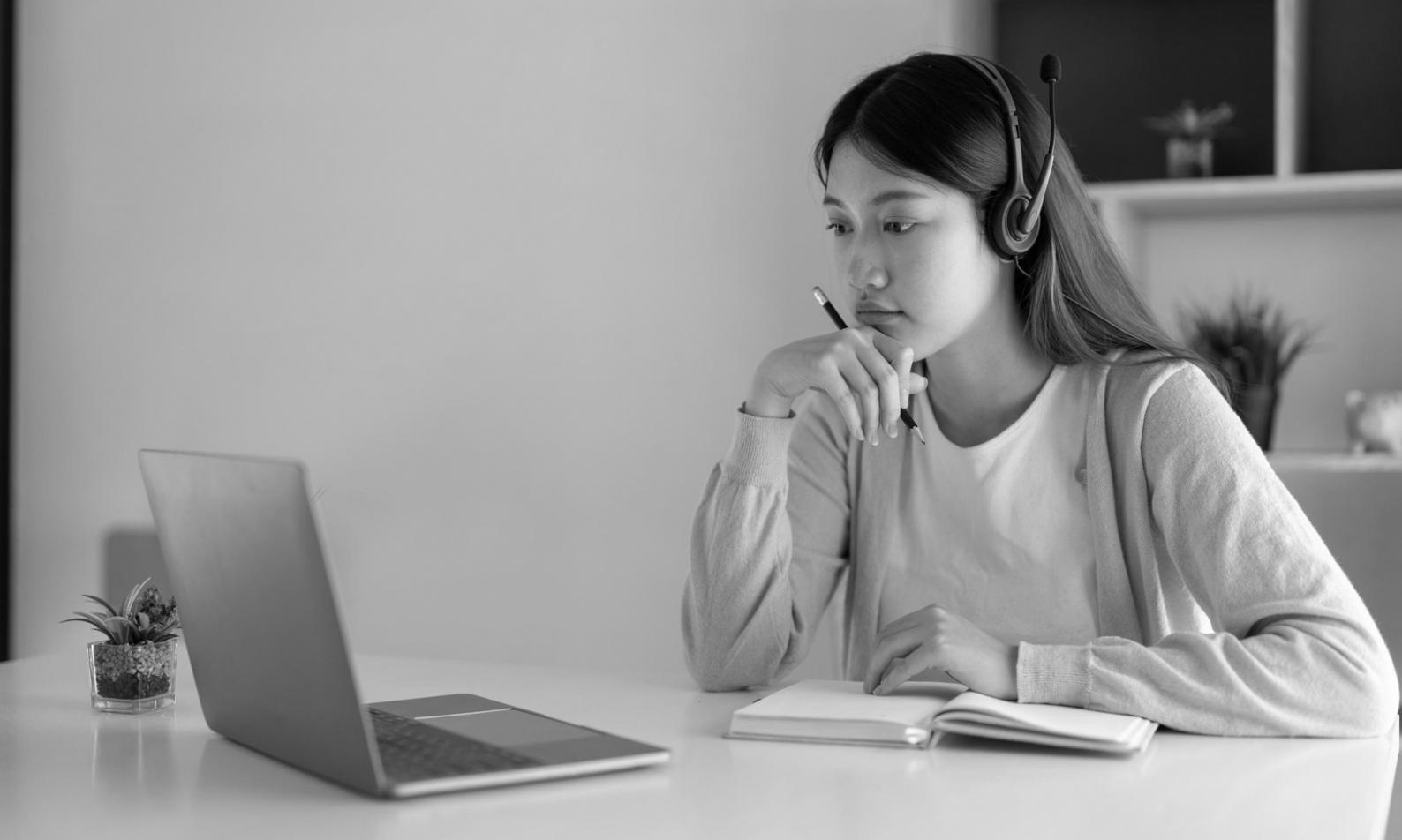 Moderne Arbeitsumgebung für Finanzanalyse mit mehreren Bildschirmen